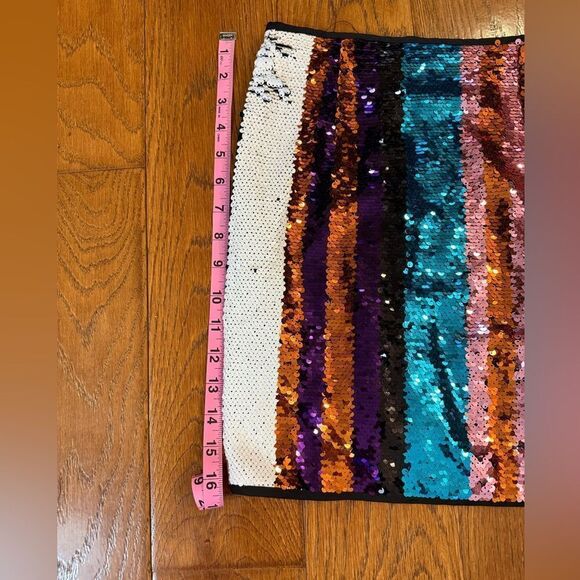 Gorgeous Francesca’s brand Jun & Ivy multicolor sequin mini skirt size S - Picture 4 of 9